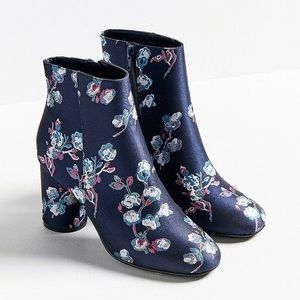 URBAN OUTFITTERS JULIET BOOTIES
